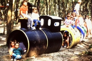1985 – Kinder auf dem Zug im Märchenwald